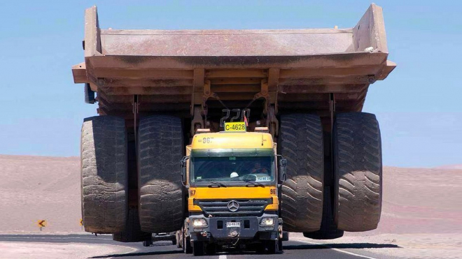 Největší nákladní auta světa jsou stroje tak monstrózní, že jim je každá silnice malá