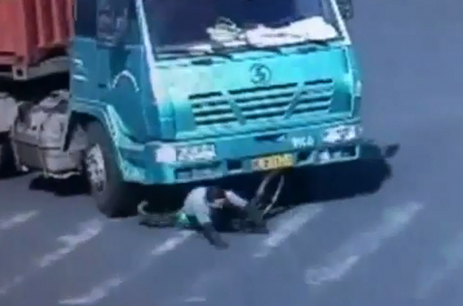 Asi nesmrtelného Číňana přejel kamion se 14 koly, přežil bez újmy (video)