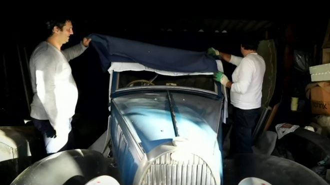 Pozadí nálezu aut za desítky milionů v rozpadlé garáži fascinuje jako nález sám