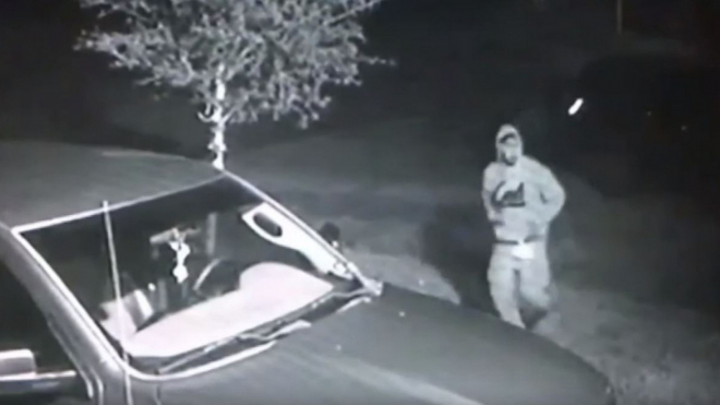 Muž našel způsob, jak jezdit cizím autem, aniž by ho ukradl. Nakonec ale spadla klec