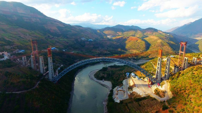 V Číně postavili nejdelší obloukový most světa, měří jak několik Žižkovských vysílačů