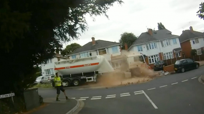 Nezabrzděný kamion plný cementu sjel z kopce, začal demolovat rezidenční oblast