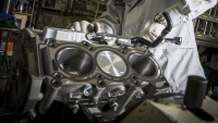 Jak se staví motor pro Nissan GT-R? Ručně, žádný stroj není tak přesný (+ video)