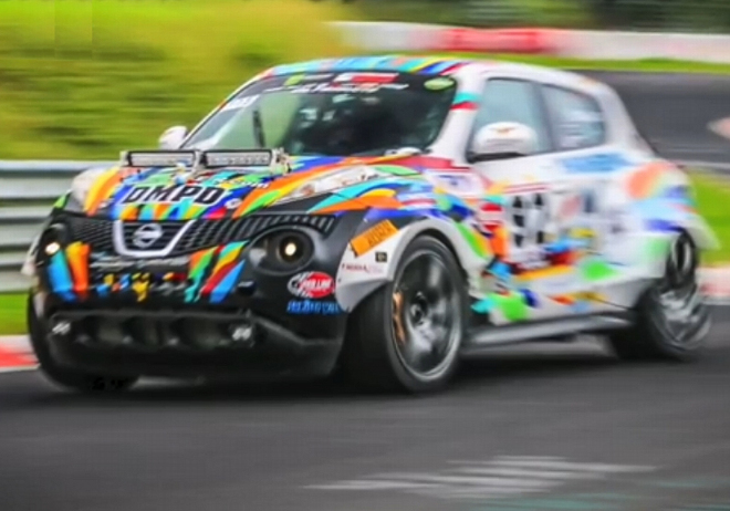 Osmisetkoňový Nissan Juke-R s nitrem se prohání po mokrém Ringu jako krvelačná bestie (video)