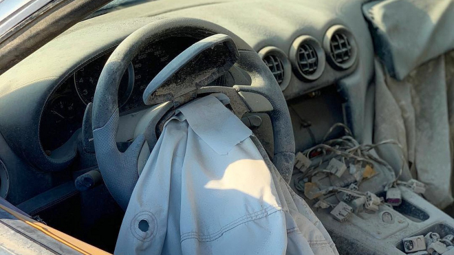 Nabourané a opuštěné Ferrari devastované pískem v Bahrajnu je depresivní podívaná