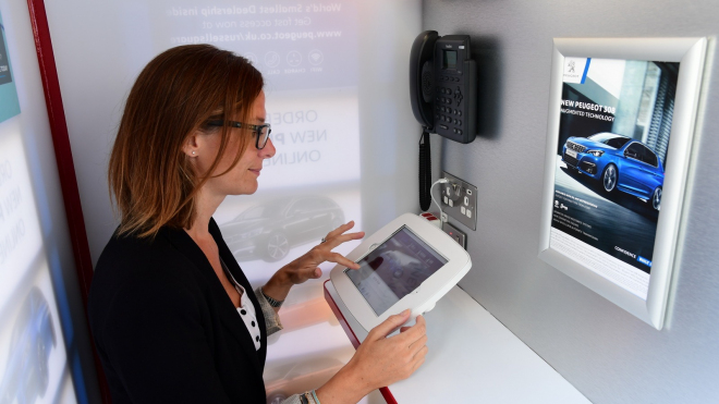 Tohle je nejmenší dealerství aut na světě, nemá plochu ani metr čtverečný