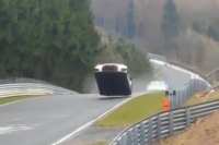 Podívejte se na nové video smrtící nehody na Nordschleife, ukazuje „moment vzletu”