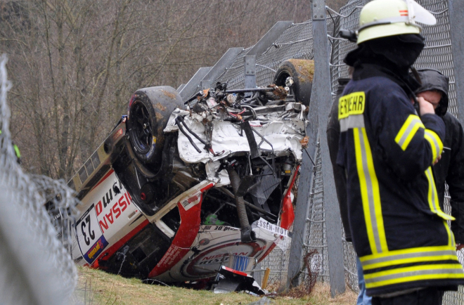 Nürburgring znovu zabíjel, ošklivá nehoda stála život diváka: video