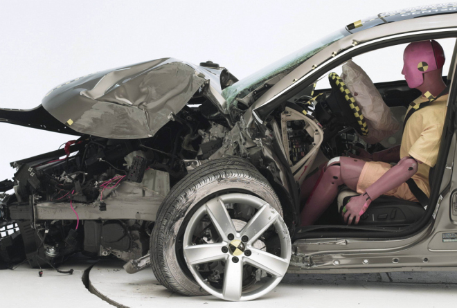 Nový crash test IIHS odhalil zranitelnost aut vyvíjených pro „normované nárazy”