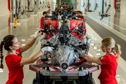 Ferrari popírá těžkosti automobilového průmyslu, zaměstnancům vyplatí výroční bonus přes 360 tisíc