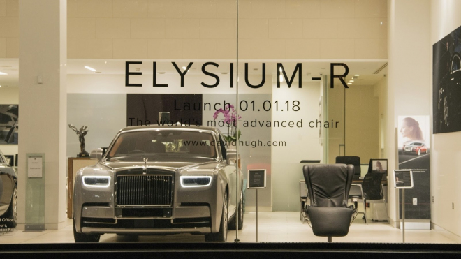 Něco na této fotce stojí 1,1 milionu korun. A auto to není