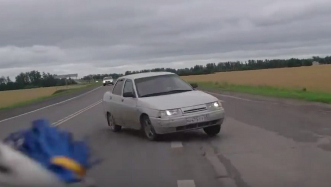 Tato ruská nehoda dokladuje nebezpečnost jiných než pravoúhlých křížení silnic (video)