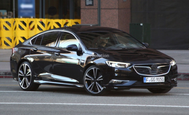 Nový Opel Insignia nafocen bez špetky maskování, hned i jako kombi a OPC Line