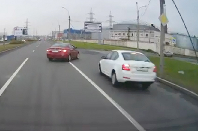 Ruský taxikář zjistil, proč není chytré odbočovat doprava z nejlevějšího pruhu (video)