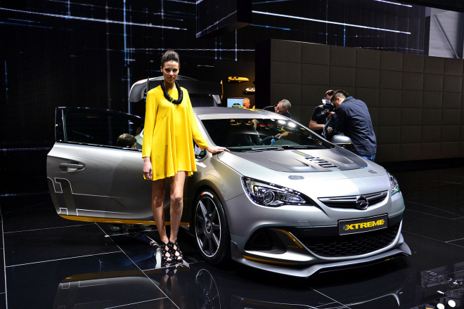 Opel Astra OPC Extreme detailně: 100 kilo dolů, 20 koní navíc, produkce jistá