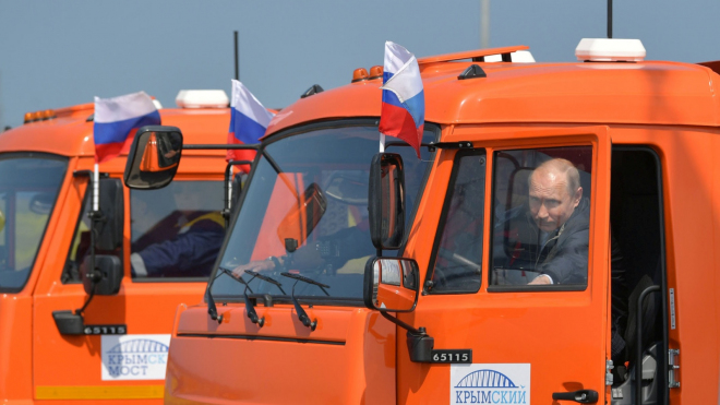 Vladimir Putin usedl za volant náklaďáku a projel stavbu, na kterou osobně dohlížel