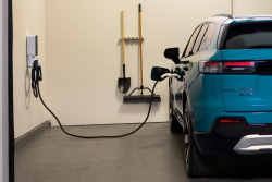 Budeme prodávat už jen elektromobily, říkala automobilka. Teď po ztrátě 55 miliard Kč stahuje z nabídky poslední elektrický model