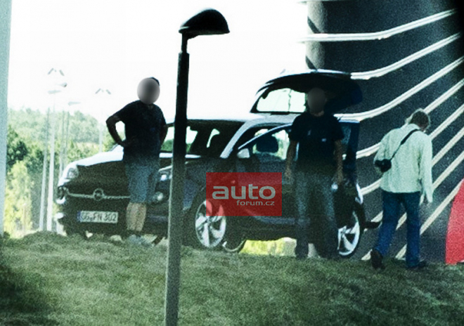 Opel Adam konečně přistižen bez maskování, bude i trochu jako Audi A1