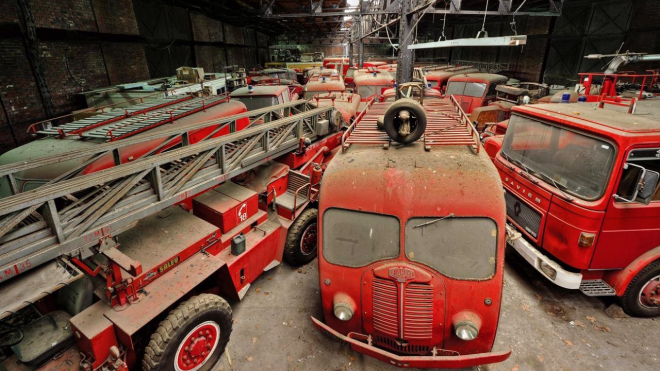 Opuštěná stodola plná starých hasičských aut je memento jednoho nesplněného snu