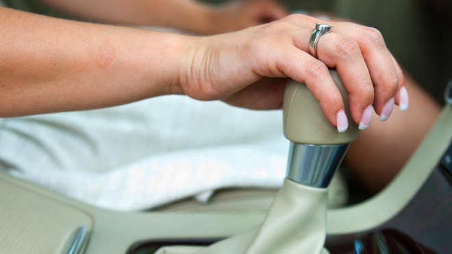 Slavný mechanik se vyjádřil k řízení s kontroverzním držením řadicí páky