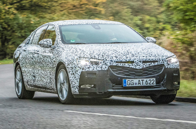 Nový Opel Insignia se odhalil v maskáčích. Bude lehčí a jako OPC až 400 koňový