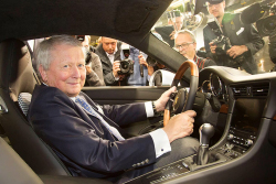 Tunel nebude. Dědic Porsche těsně před dokončením prodává svůj zámek nad městem, chtěl k němu přistavit garáž s půlkilometrovým tunelem