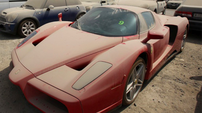 Proč v Dubaji nechávají na ulicích chátrat auta za miliony? Je to jinak, než se říká