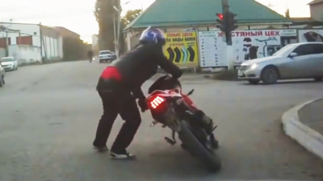 Motorkář zkusil vyrazit do ulic pod vlivem, dopadlo to podle toho (video)