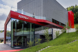 Ferrari ukázalo nové pojetí svých showroomů. Připomínají haly sběratelů exkluzivních aut, to nebude náhoda
