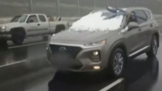 Řidič Hyundai ometal sníh z auta za jízdy po dálnici, připomíná základní zimní pravidlo