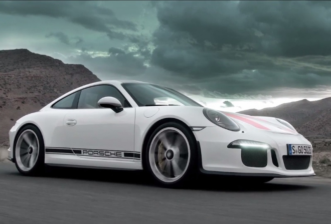 Porsche 911 R dokáže ujet i vyhledávacímu satelitu, alespoň dle nového videa