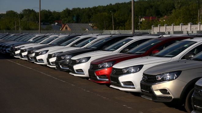 Prodeje aut v Evropě vystřelily rekordně nahoru, jásat ale může snad jen Lada