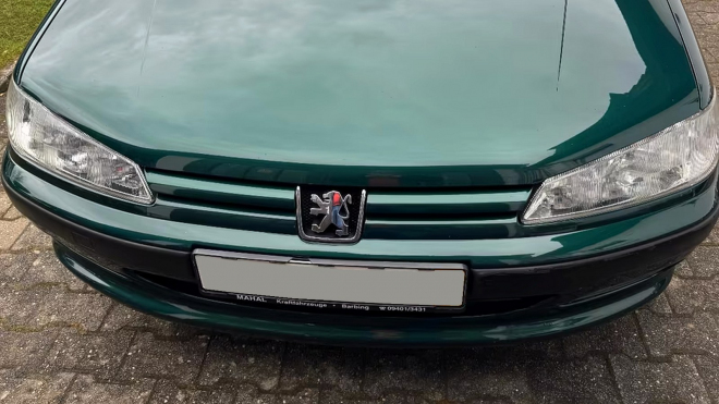 K mání je stroj času přímo do zlatých dob francouzských aut střední třídy, dodnes nejetý Peugeot, který i Češi milovali