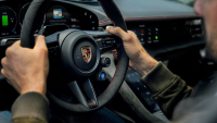 Porsche v zoufalosti přidalo svému největšímu propadáku kompletně falešné řazení, nic neukazuje bezradnost automobilek lépe