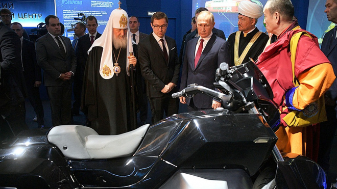 Rusové ukázali novou obří motorku pro Putina. Váží půl tuny, vyrábí ji Kalašnikov