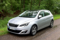 Nový Peugeot 308 poprvé nafocen na ulici, je to vážně francouzský Golf VII