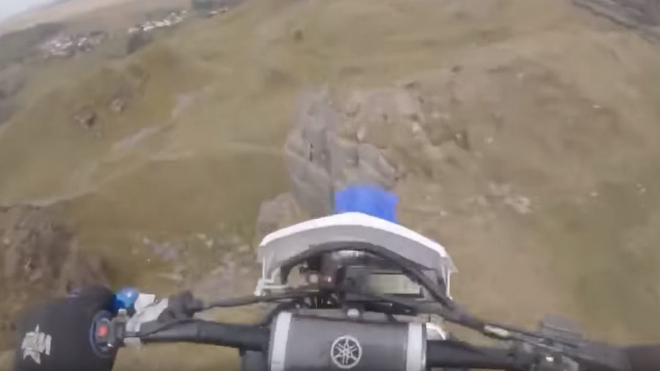 Jezdec na motorce natočil, jak omylem sjel z vysokého útesu, jako zázrakem přežil