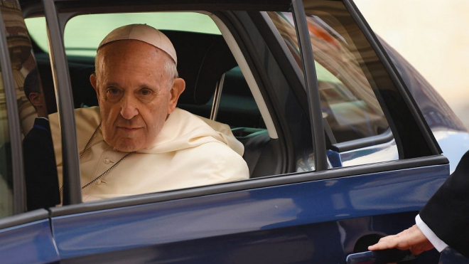 Podívejte se, čím jezdil papež František po Irsku, když zrovna nestál v papamobilu
