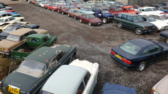 Podivná kolekce více jak 130 aut byla zabavena a rozprodána v aukci