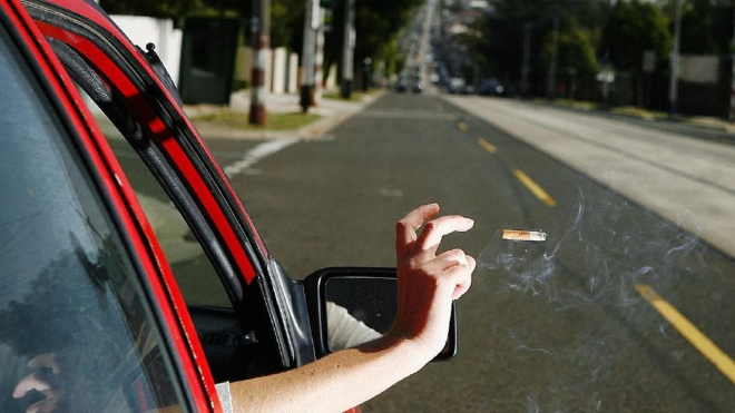 Řidič dostal pokutu skoro 10 tisíc Kč za pouhé vyhození nedopalku cigarety z auta