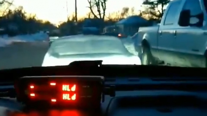 Policista chtěl pokutovat auto za špatné parkování, pak ale zjistil, za čím stojí
