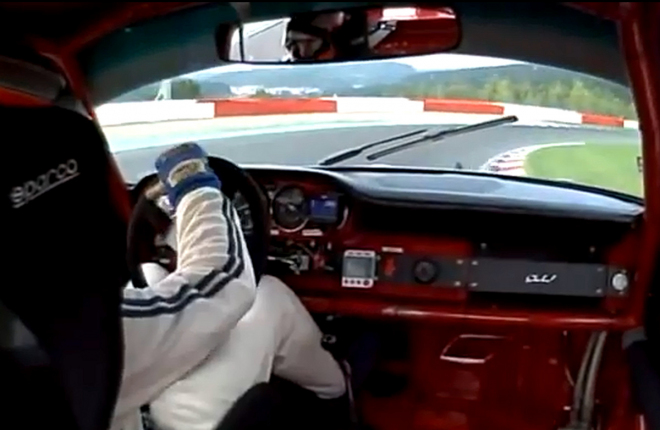 Video s ostrým kolem Porsche 911 ve Spa má všechno to, co má mít