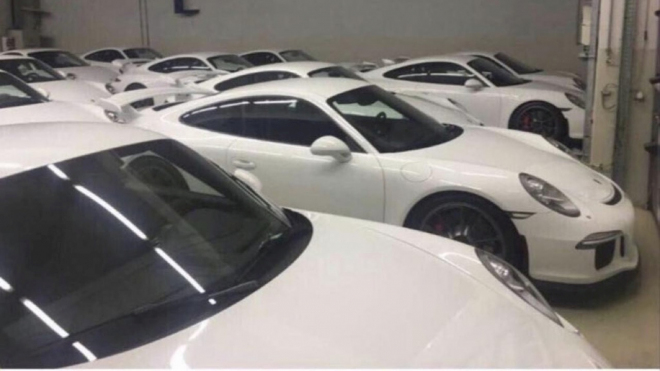 Jediný dealer prodává 18 úplně stejných Porsche 911 GT3. Všechna jsou nejetá