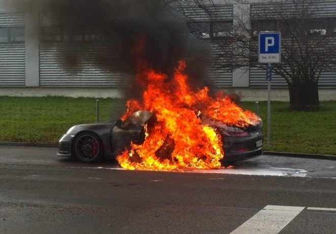 Porsche stále neví, proč mu hoří 911 GT3, odstávka výroby může trvat měsíce