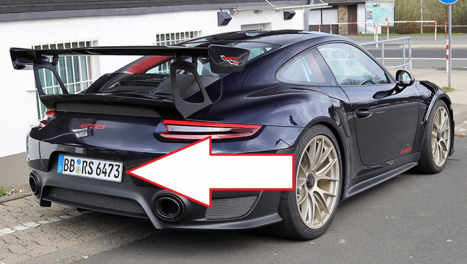 Registrační značka tohoto Porsche skrývá šifru. Rozklíčují ji jen znalci