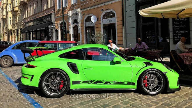 Rekordem čerstvě ověnčené Porsche dostal první český majitel. Tohle je moc i na Prahu