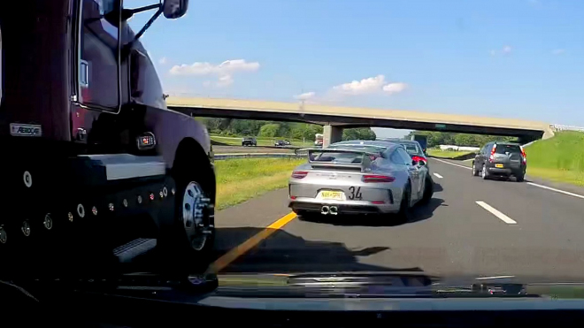Postřeh a blesková reakce zachránily řidiče 911 před sešrotováním rozjetým kamionem