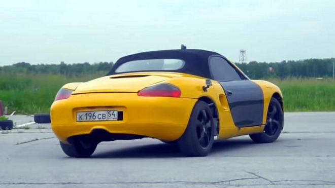 Toto není Porsche, ale stará Lada, pravý původ odhaluje jen registrační značka