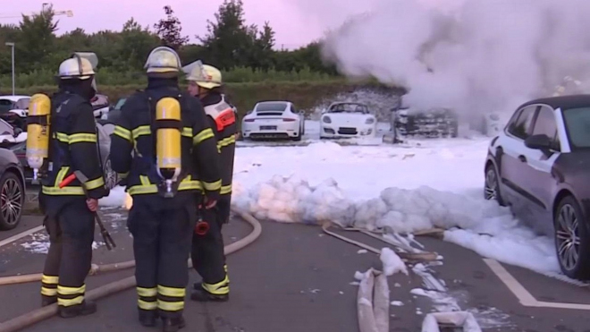 Žháři zapálili parkoviště u dealerství Porsche, 10 nových aut shořelo na prach