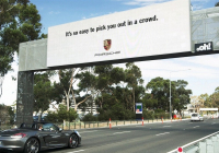 Porsche se vyšvihlo další reklamou, billboard cílí jen na auta jeho značky